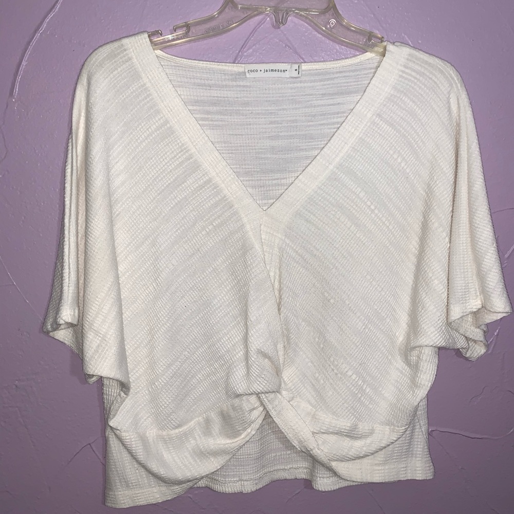 Cute white top! 🤩🤍🤍 perfect for any season🤍